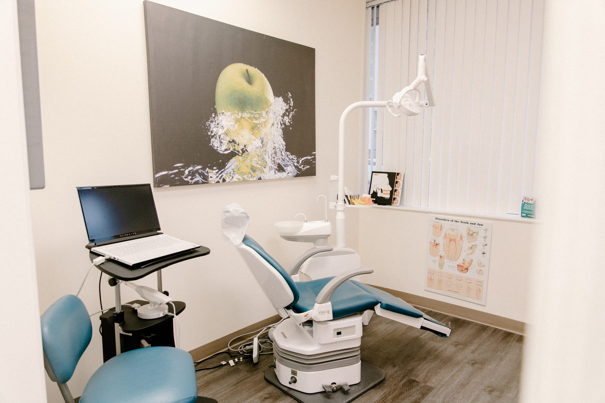 09A2649_Apple-Dentures_Clinic